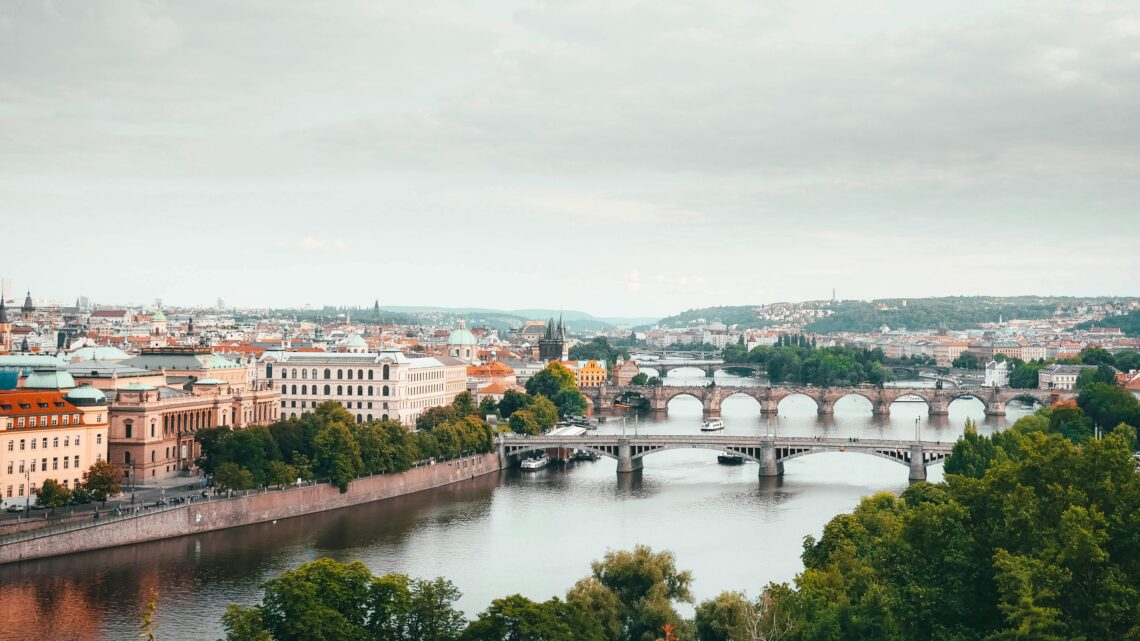 Prague sous la pluie : pourquoi la capitale tchèque devient encore plus fascinante quand le ciel se couvre